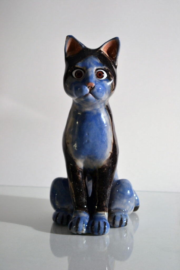 Vinst skapad av konstnär Emanuel Bylund till Våga Se - Konst konstlotteri 2020. Skulptur 'Observer' (blue cat). Glaserat stengods, 20x13 cm