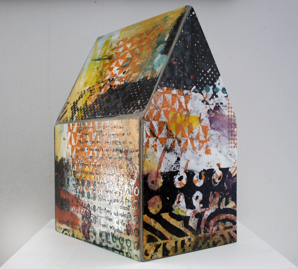 Högvinst i Våga Se - Konst konstlotteri 2020. Konstnär Lotta Söder, skulptur 'INOM-hus'. Målat, screentryckt glas bränt i glasugn, monterat på stomme av trä. Ca 20x16x28 cm
